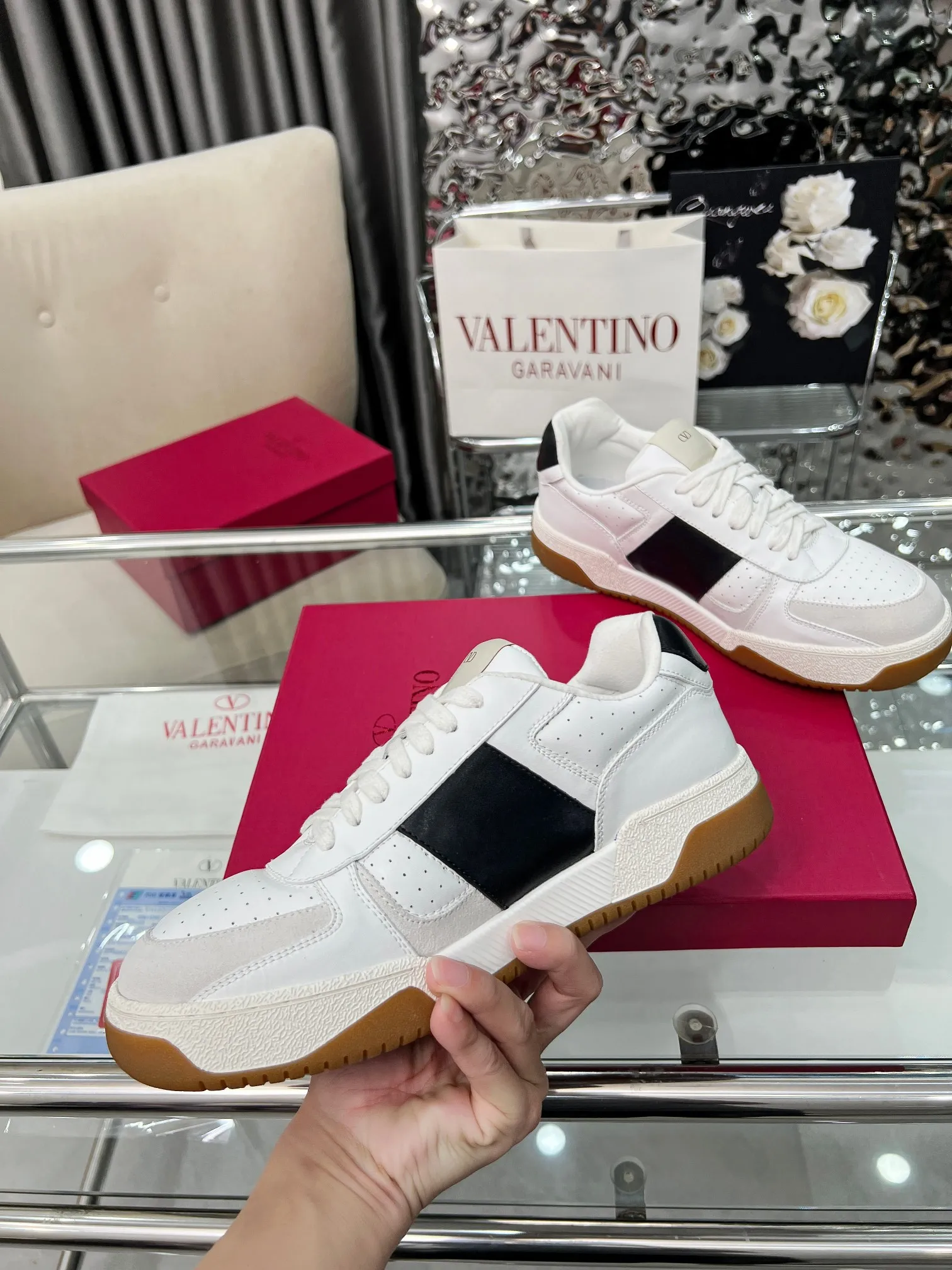 【Valentino】P: 660💰 Couple style, size: women 35-40▪️men 39-44 (customized at 45.46) Valentino 𝑶𝒏𝒆𝑺𝒕𝒖𝒅 Couple sports shoes series Valentino 2025 new couple sports shoes are on sale. The original ZP purchase and disassembly. Repeated pattern making and modification. 1:1 restoration! Top luxury masterpiece, lace-up design, soft and comfortable imported calfskin brings excellent elegant texture and excellent on-foot comfort. Top purchasing version upper: imported calfskin surface/original oil edge craftsmanship. Lining: water-dyed sheepskin lining. Outsole: original development 𝐓𝐏𝐔 two-color combination outsole. Packaging: full package with original configuration.